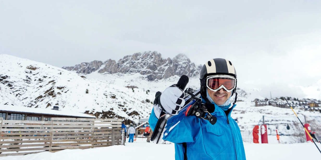 wintersport buiten sporten in de sneeuw man met help op bij een berg amstelveen