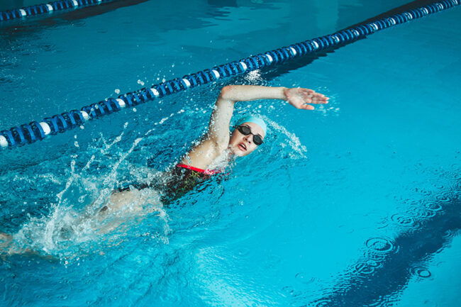Zwemmer is aan het zwemmen voor een gezond leven en trekt baantjes.