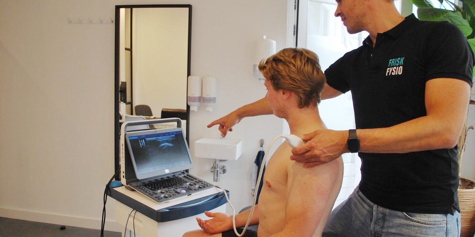 Man komt met schouderpijn na het klussen bij de fysiotherapeut van FriskFysio in Amstelveen